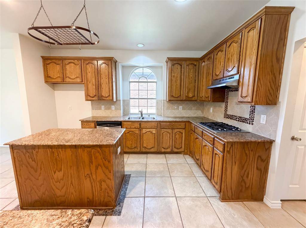 1126 Glencoe Drive, Glenn Heights, TX 75154