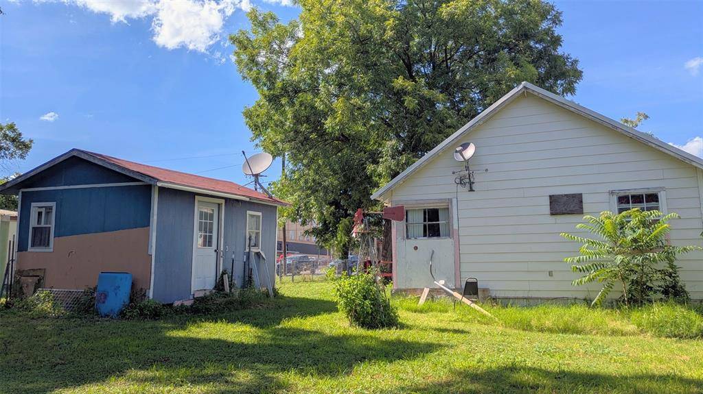 102 E Oak Avenue, Comanche, TX 76442