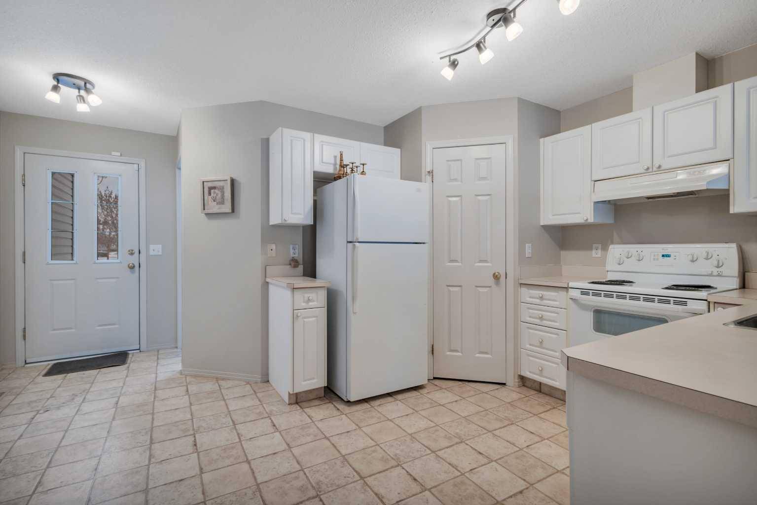 6 Jenkins DR, Red Deer, AB T4P 3X1