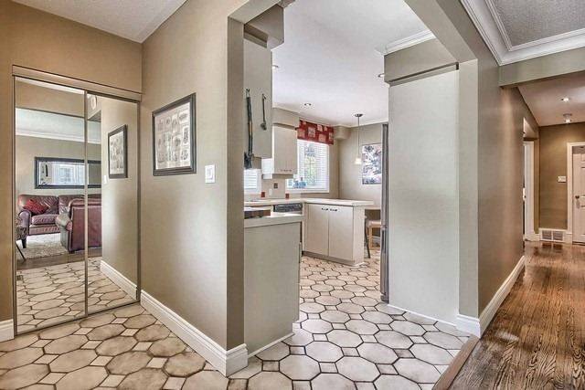 28 Collins CRES #Upper, Aurora, ON L4G 2W2