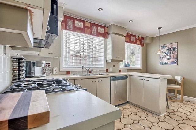 28 Collins CRES #Upper, Aurora, ON L4G 2W2