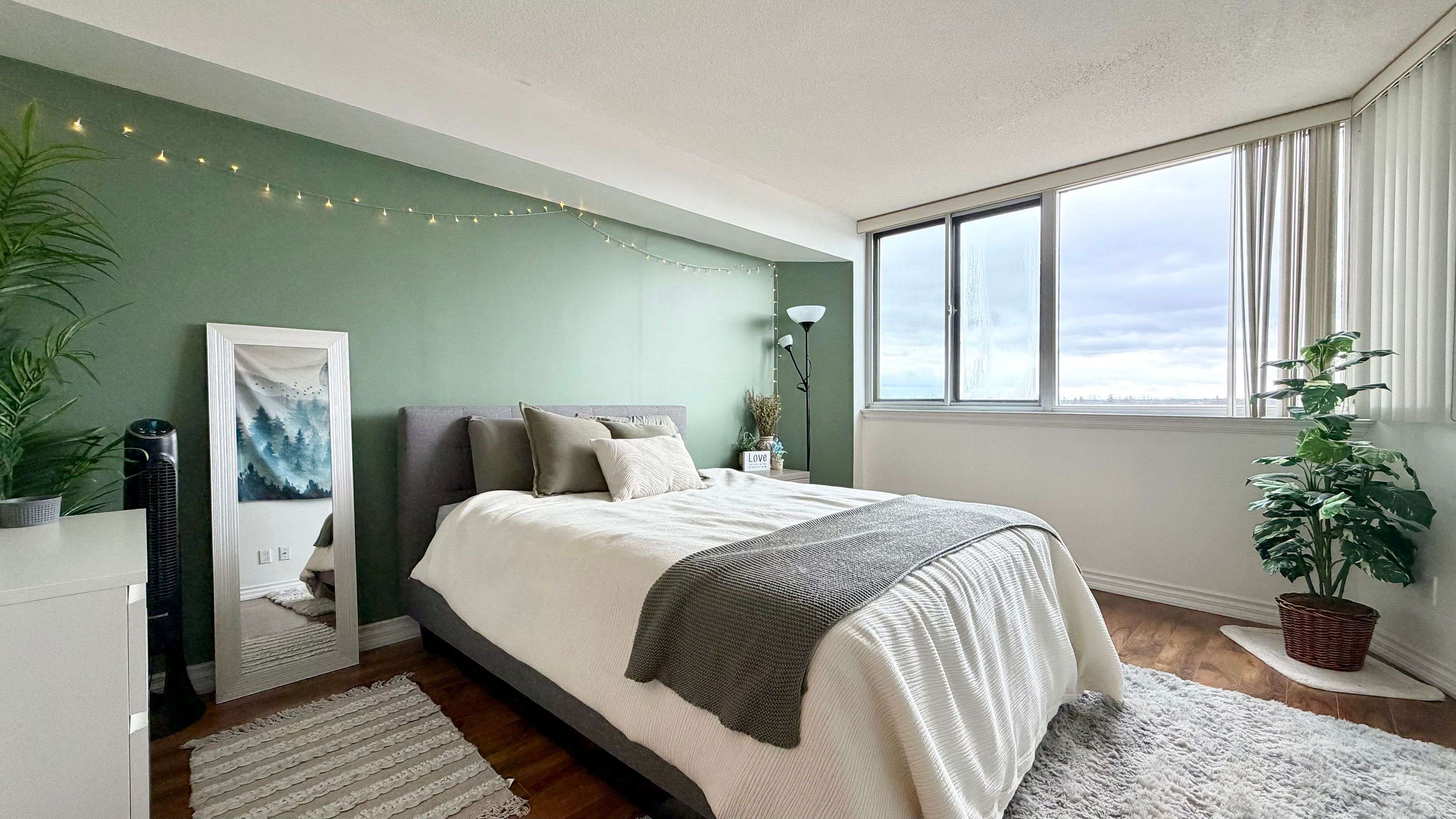 1001 Cedarglen Gate #520, Mississauga, ON L5C 4R2