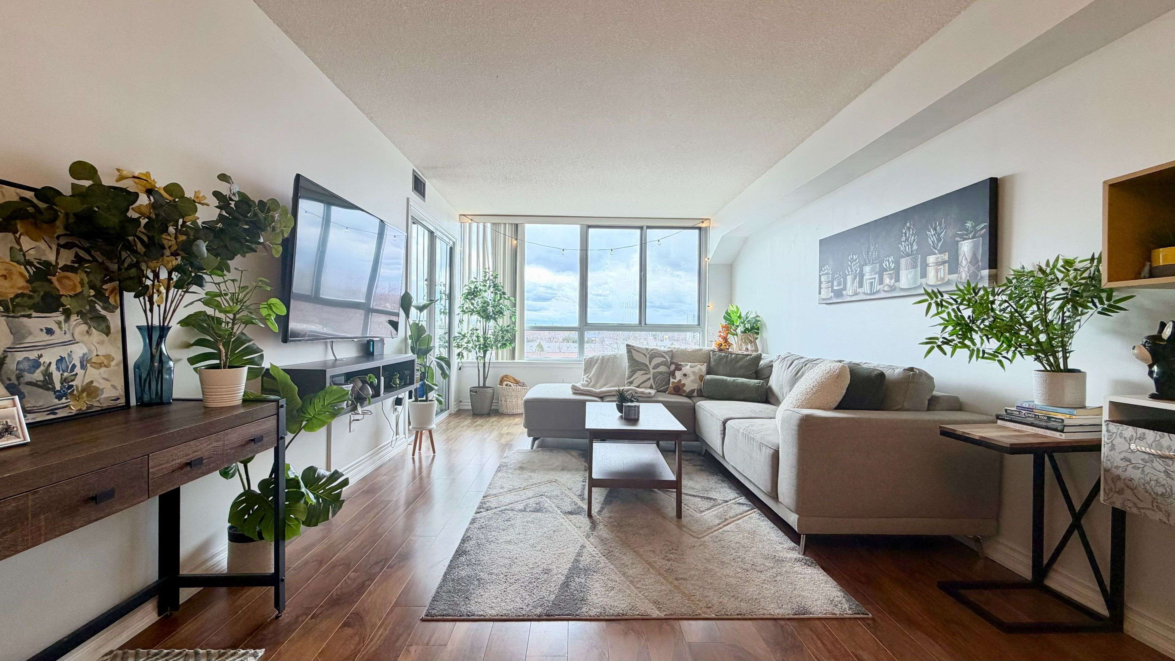 1001 Cedarglen Gate #520, Mississauga, ON L5C 4R2