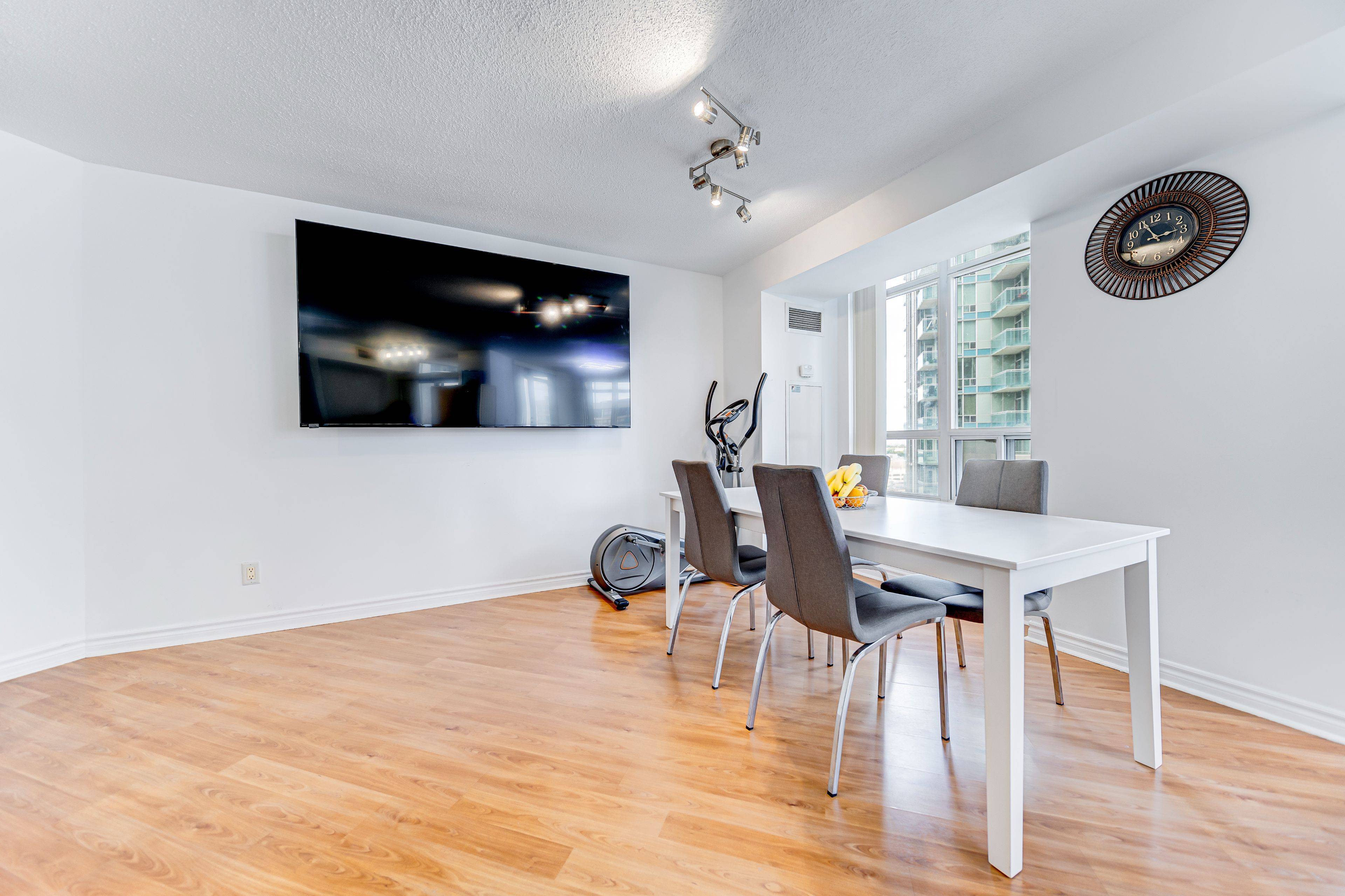 3888 Duke Of York BLVD #1225, Mississauga, ON L5B 4P5