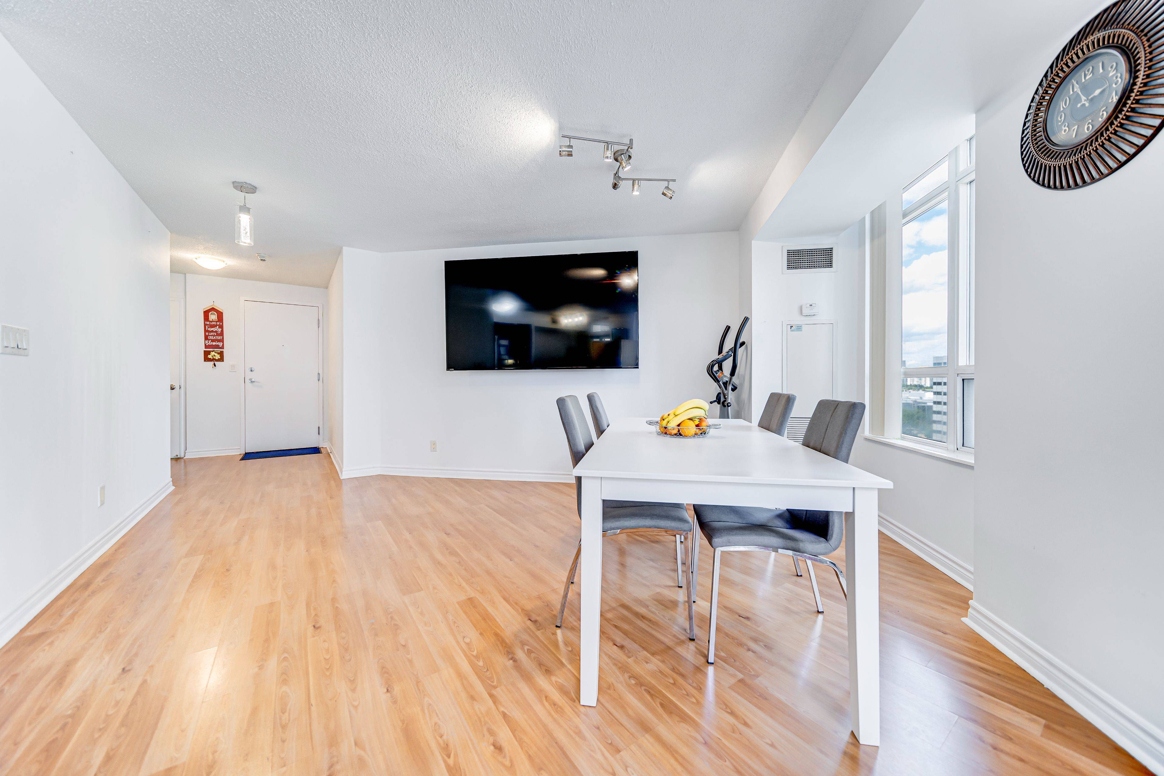 3888 Duke Of York BLVD #1225, Mississauga, ON L5B 4P5