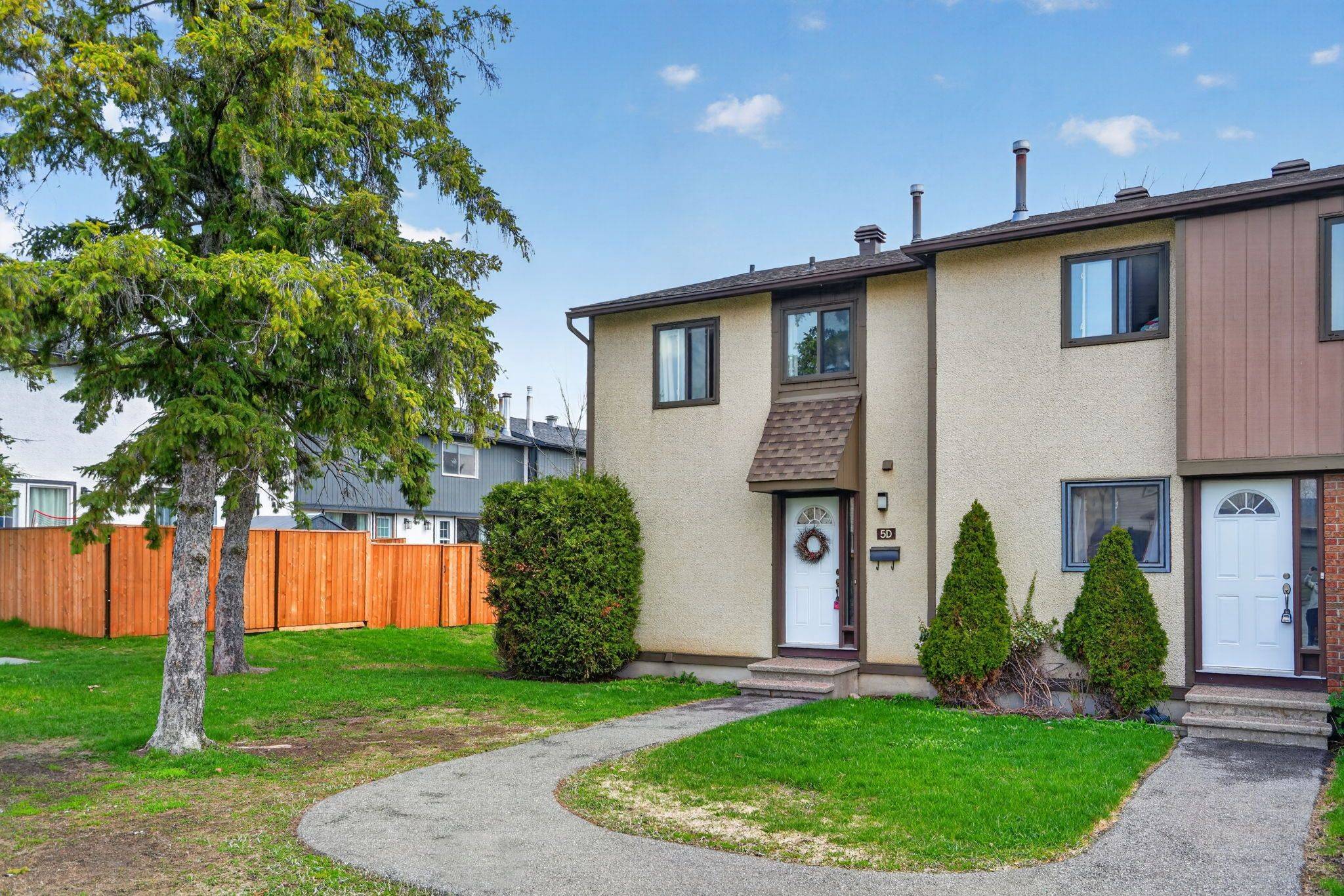 5 Vanessa TER #D, Barrhaven, ON K2J 1Y4