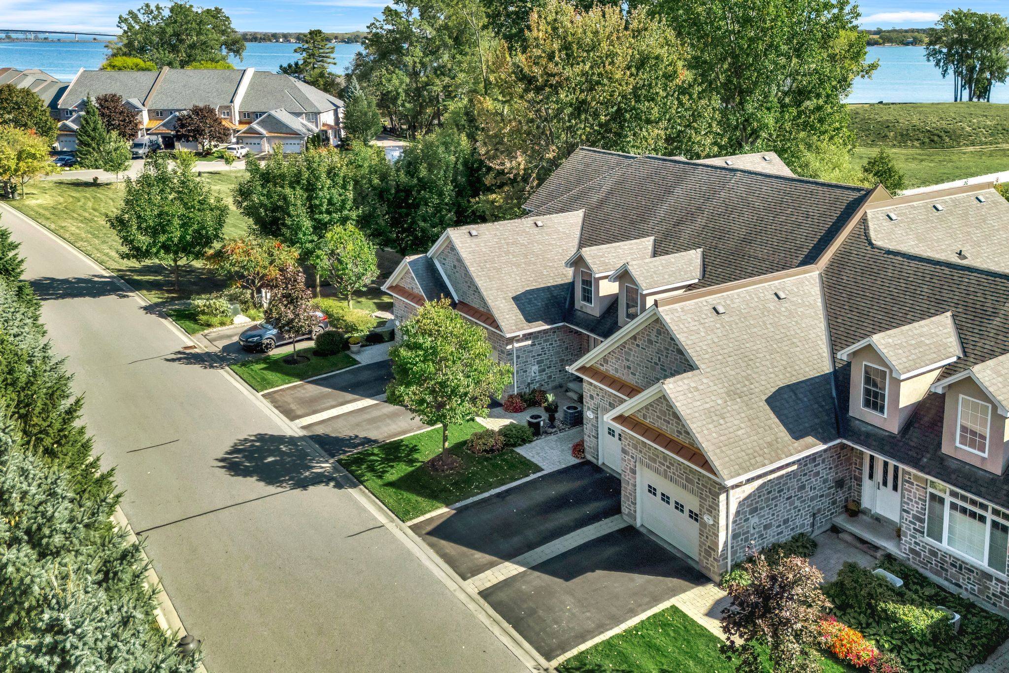 24 Gracefield LN, Belleville, ON K8N 4Z2