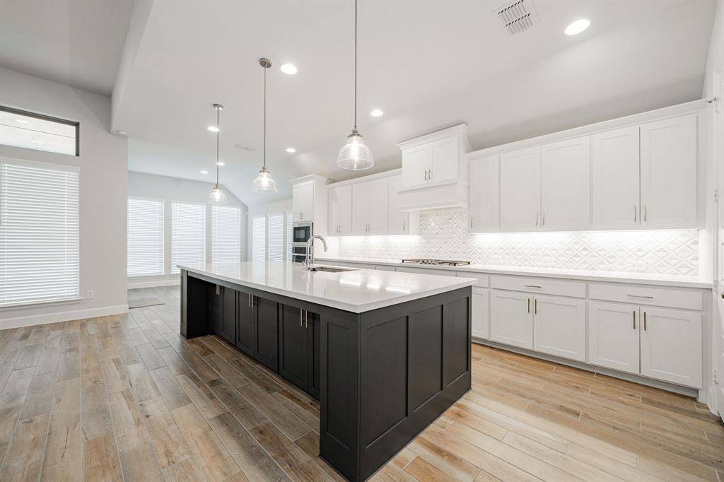 10480 Gray Hills Drive, Fort Worth, TX 76126