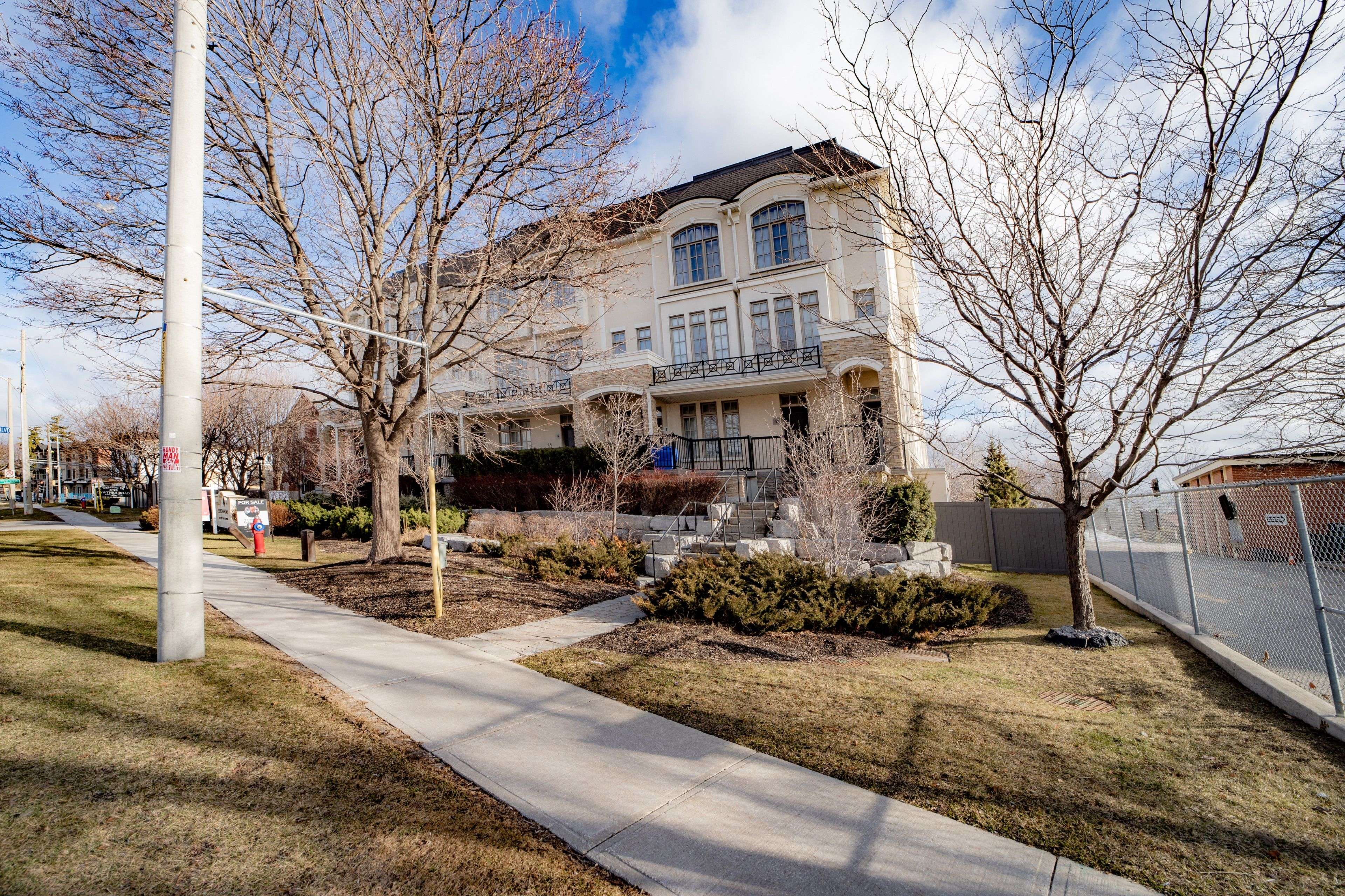3071 Cawthra RD #5, Mississauga, ON L5A 2X4
