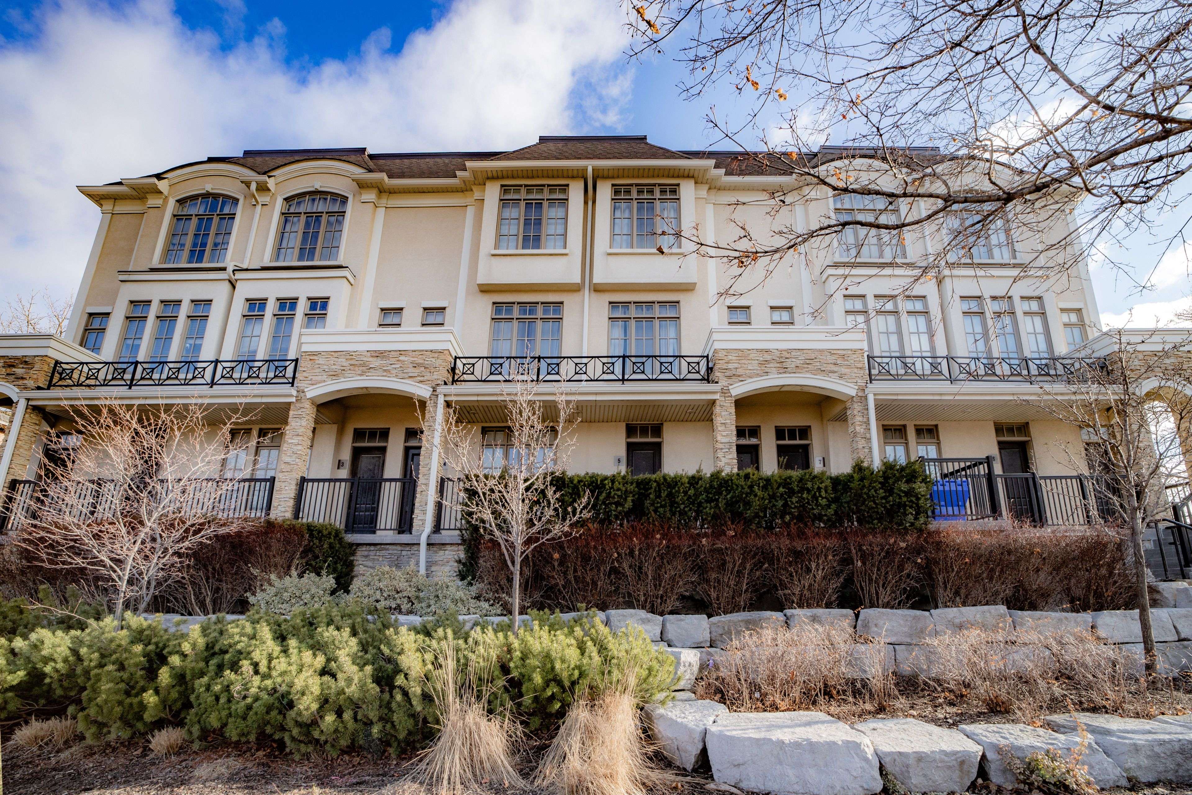 3071 Cawthra RD #5, Mississauga, ON L5A 2X4