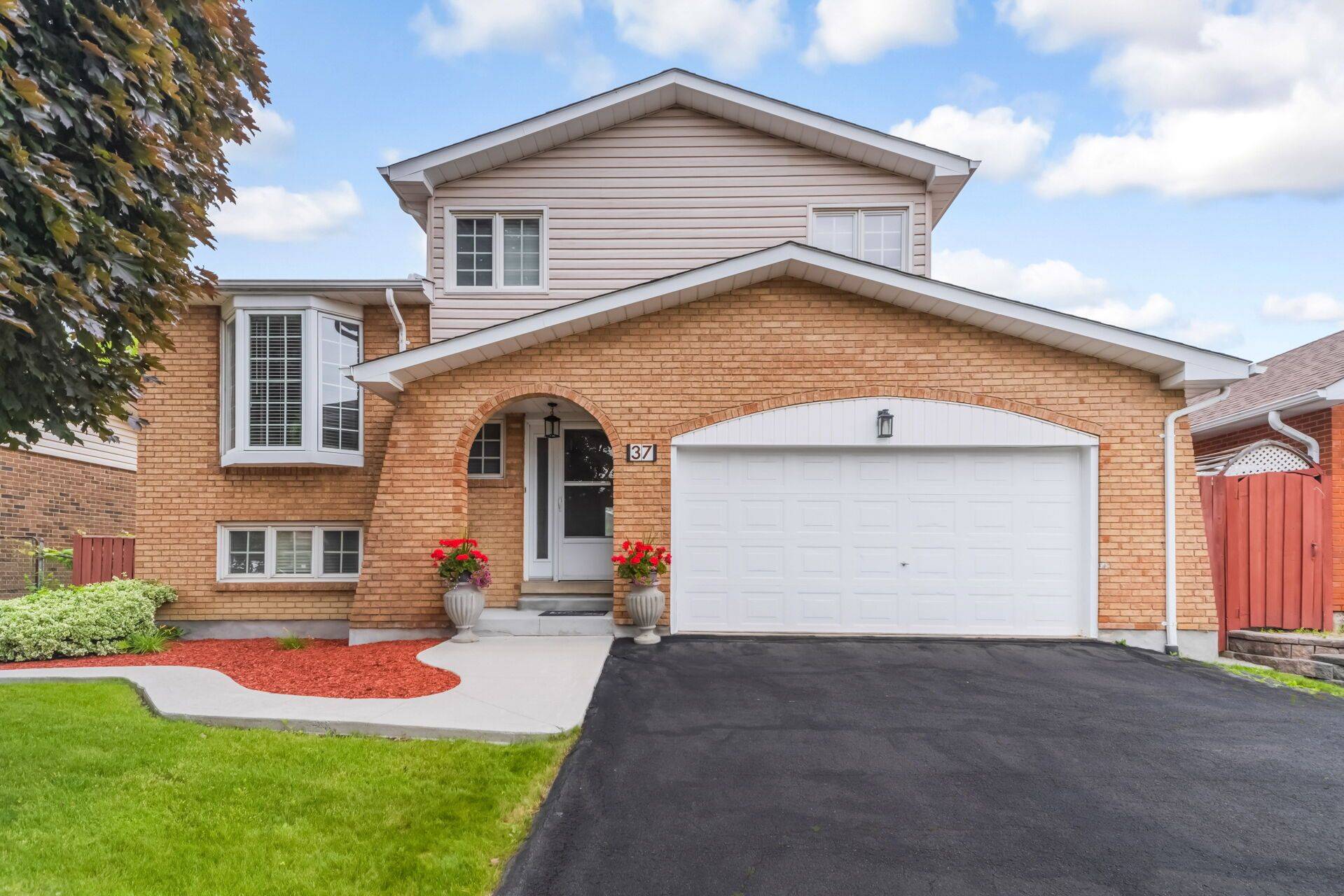 37 Blackthorn LN, Brampton, ON L6V 3K7