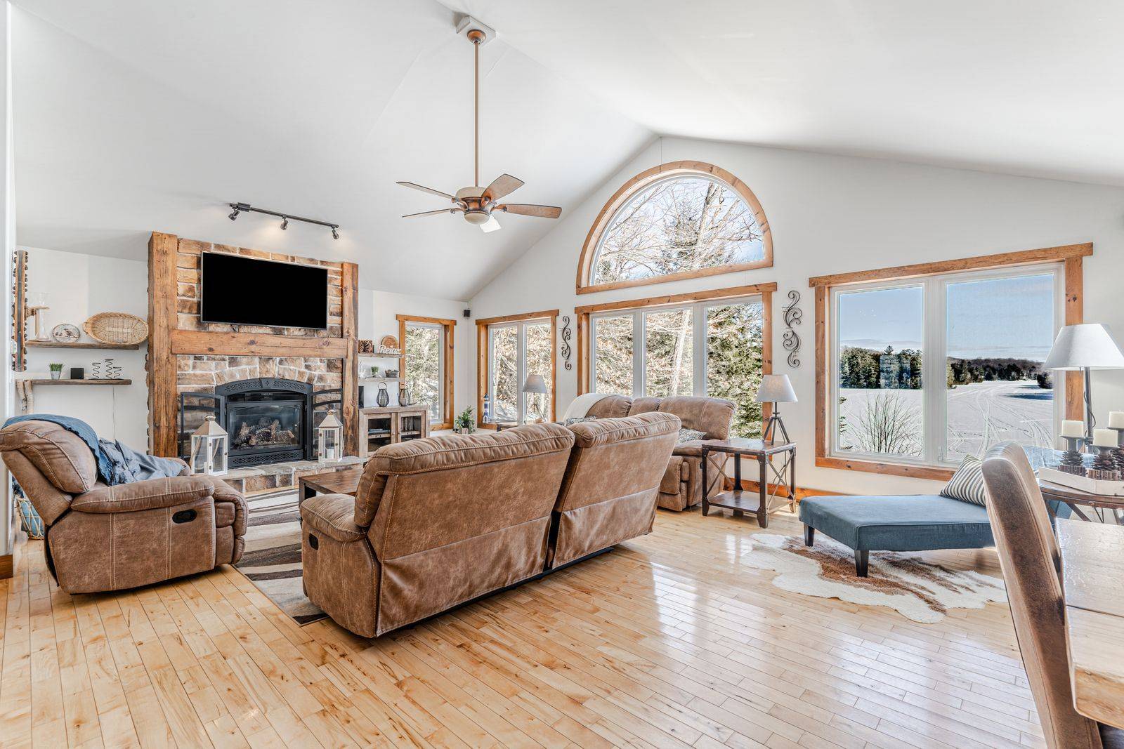 1070 South Ril Lake RD, Lake Of Bays, ON P0B 1A0