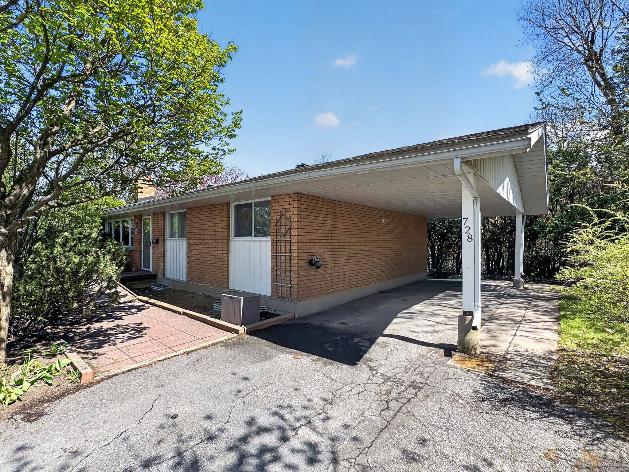 728 Fielding DR, Billings Bridge - Riverside Park And Area, ON K1V 7G5