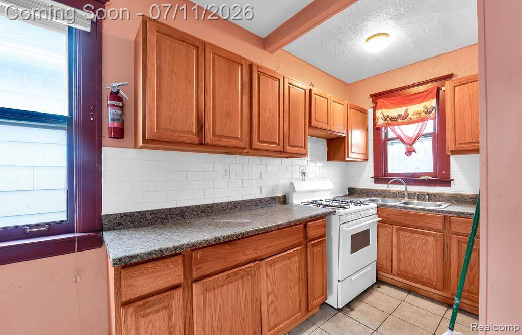 9506 Charest ST, Hamtramck, MI 48212