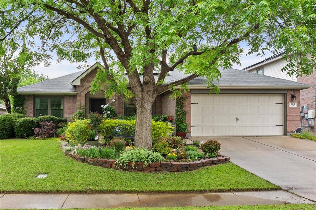 904 Lindstrom Drive, Fort Worth, TX 76131