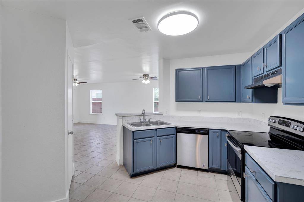 2306 Balvanera Plaza, Dallas, TX 75211