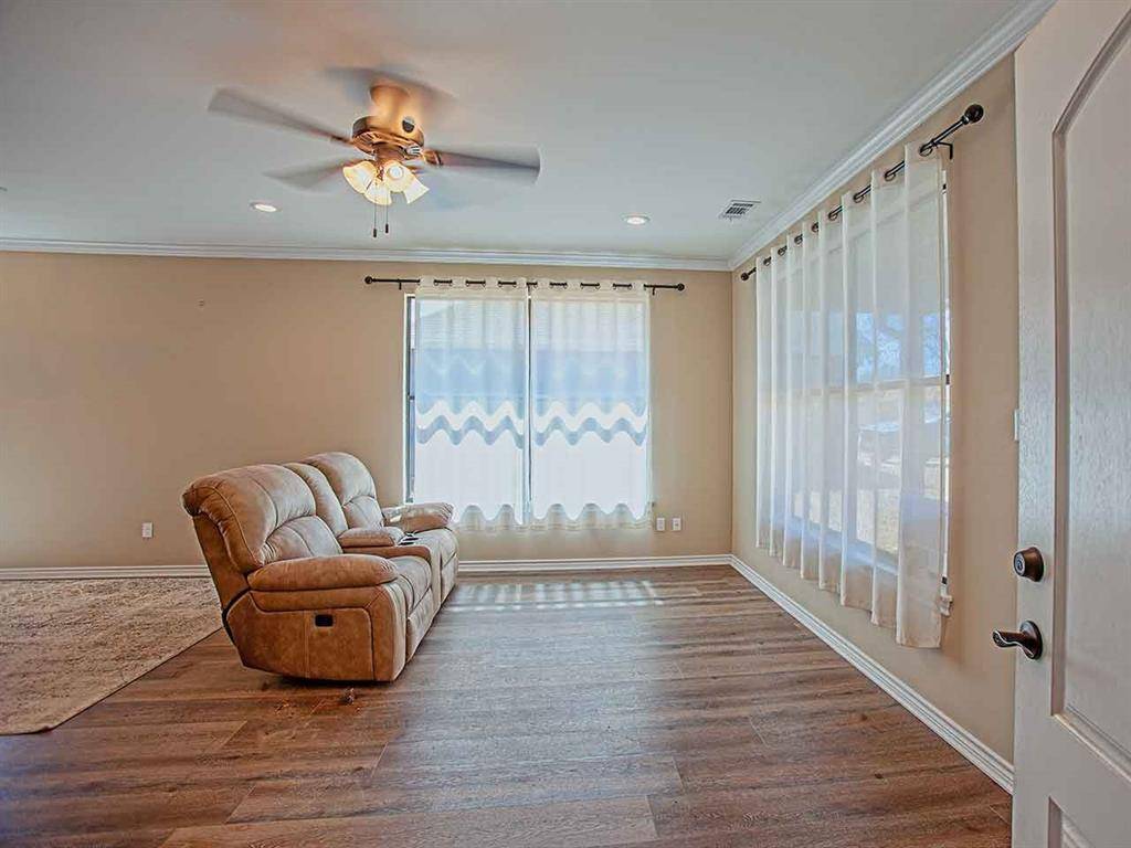 111 Oak Street, Emory, TX 75440