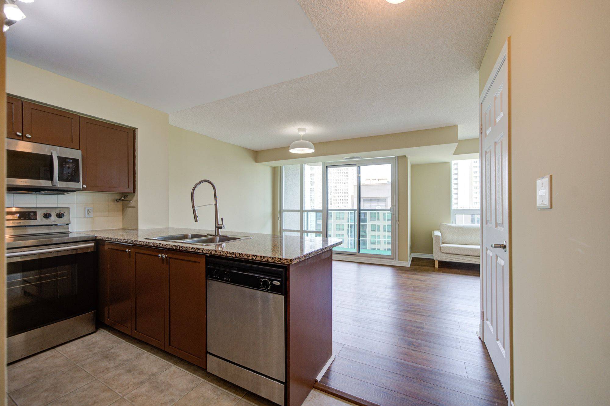 208 Enfield PL #1502, Mississauga, ON L5B 0B8