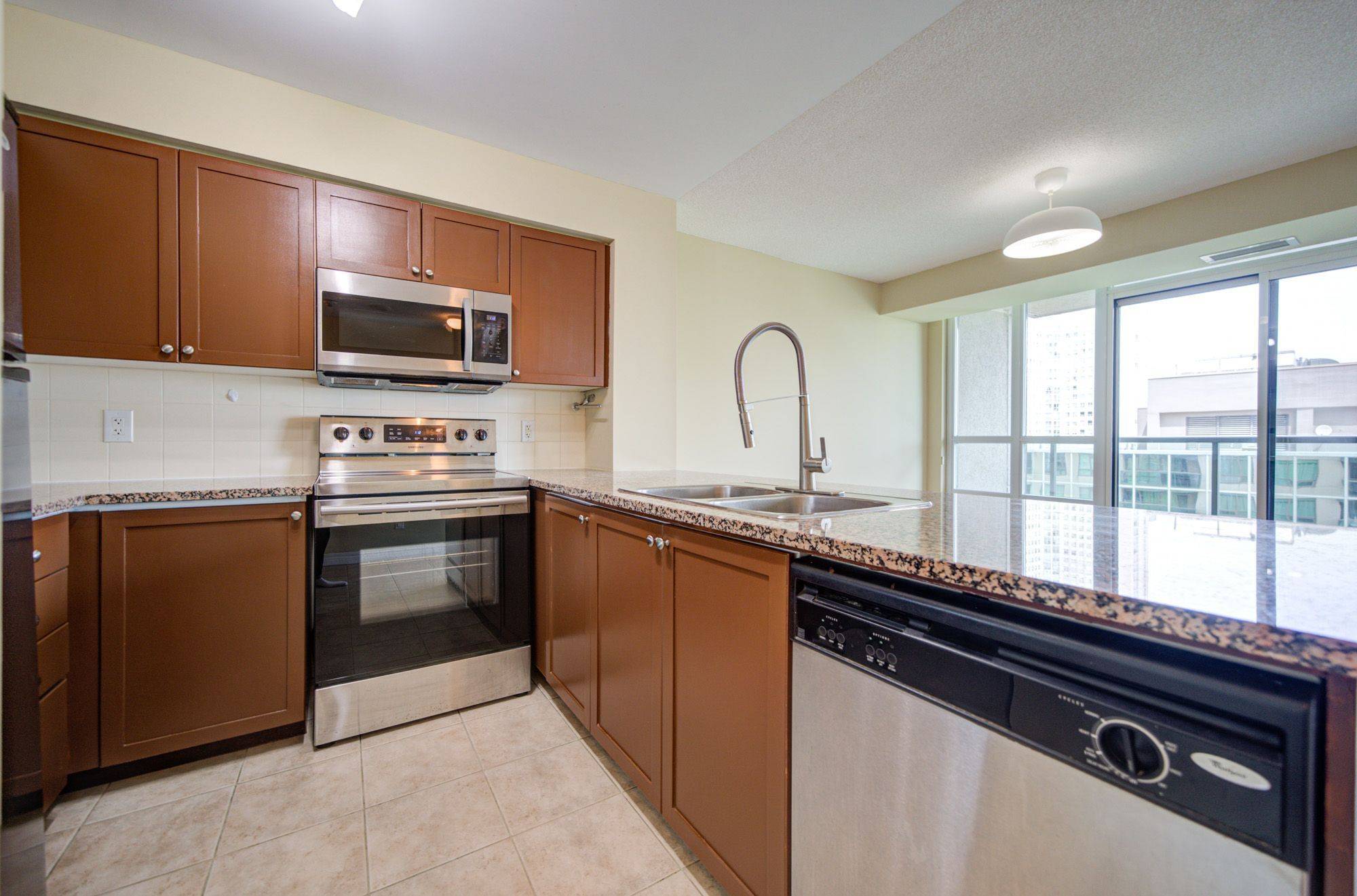 208 Enfield PL #1502, Mississauga, ON L5B 0B8