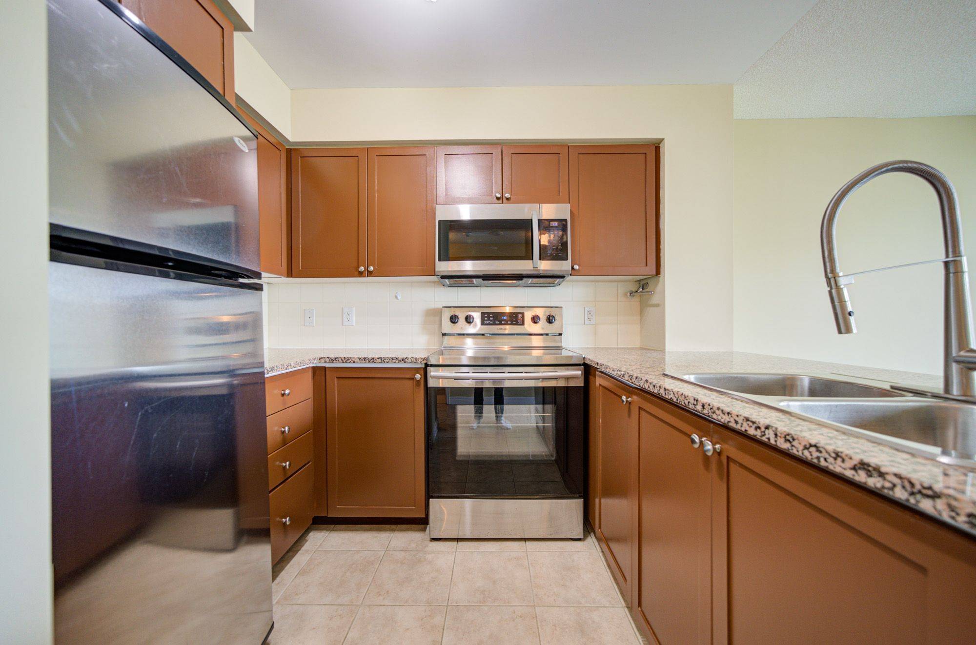 208 Enfield PL #1502, Mississauga, ON L5B 0B8