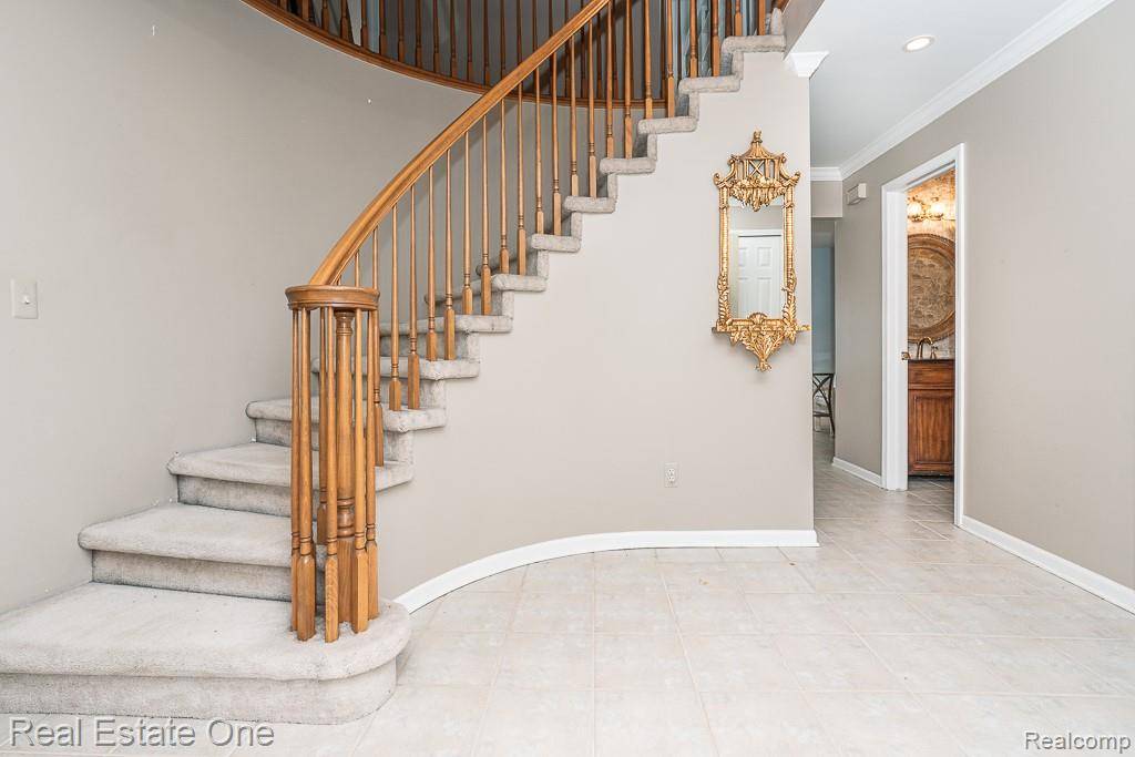6489 Shoreline DR, Troy, MI 48085
