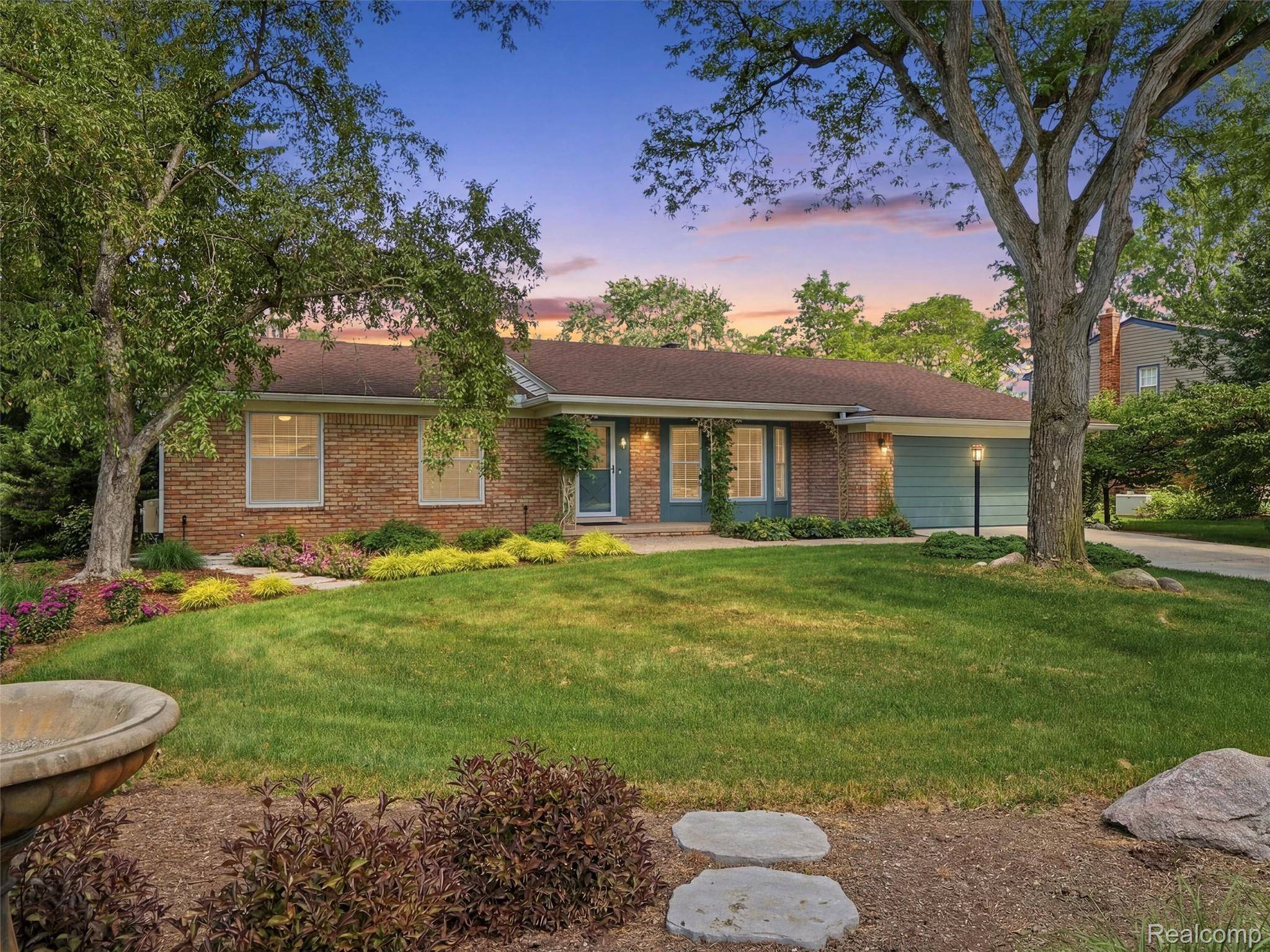 31526 Sunset DR, Beverly Hills Village, MI 48025