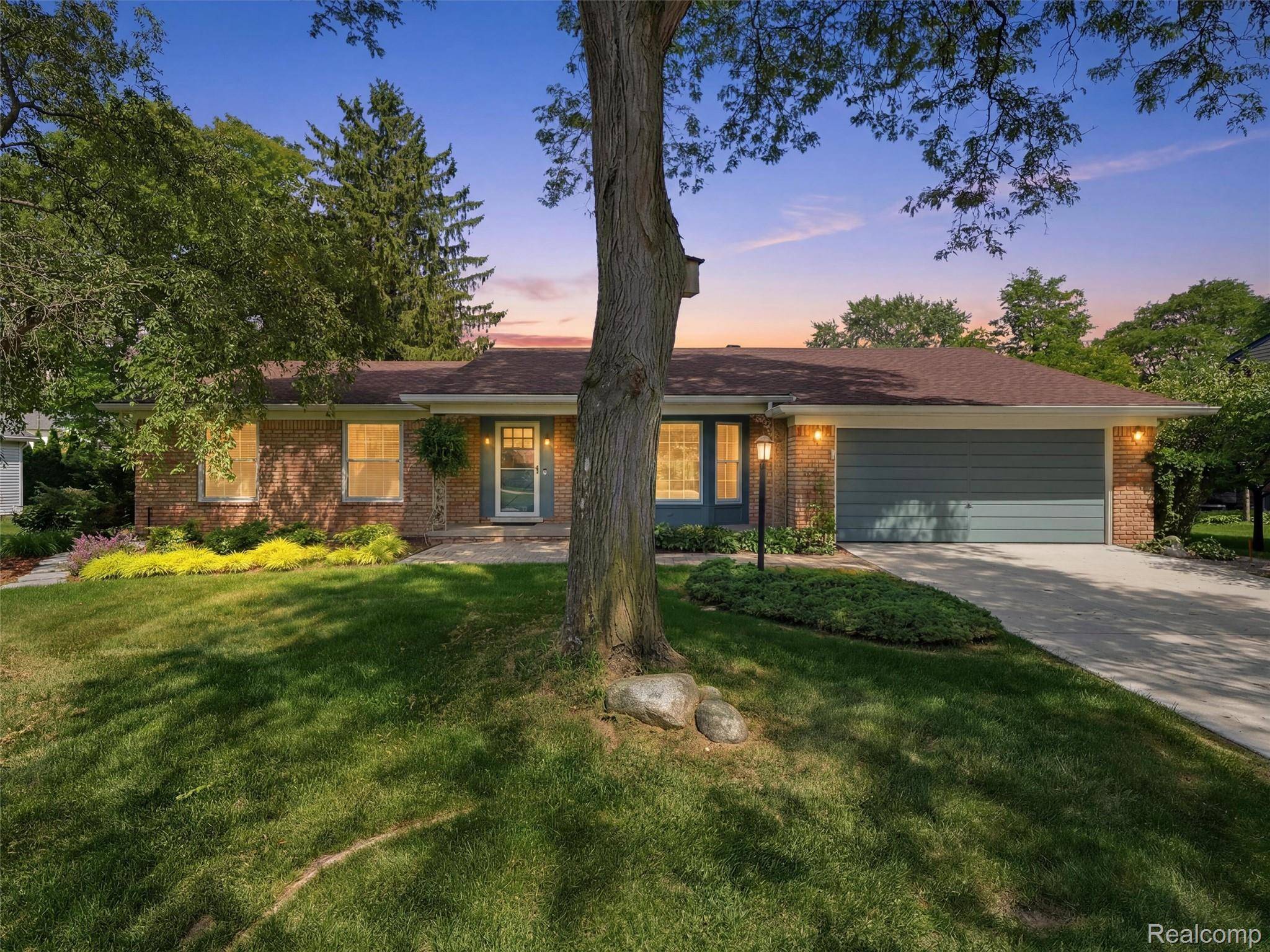 31526 Sunset DR, Beverly Hills Village, MI 48025