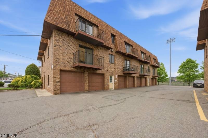 825 Riverside Ave #203, Lyndhurst Twp., NJ 07071
