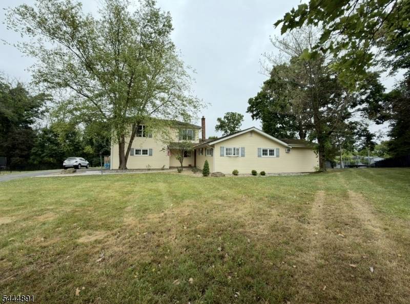 24 Beardslee Rd, Millstone Boro, NJ 08844