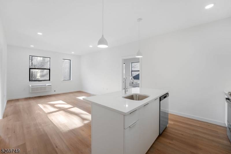 25 Freeway Dr #203, East Orange City, NJ 07018
