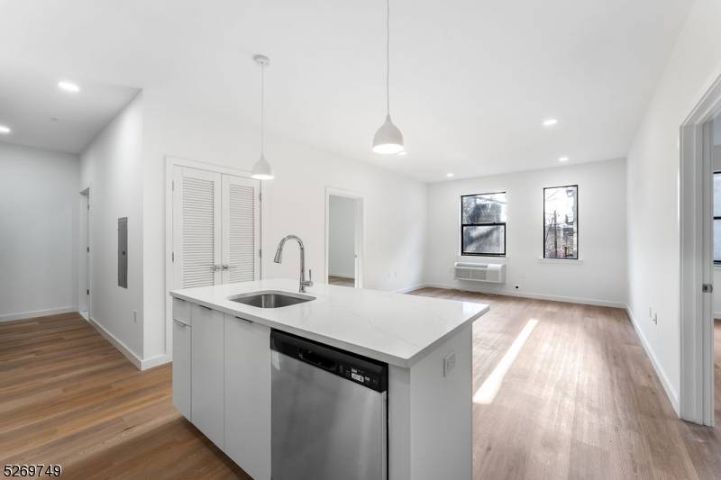25 Freeway Dr #203, East Orange City, NJ 07018