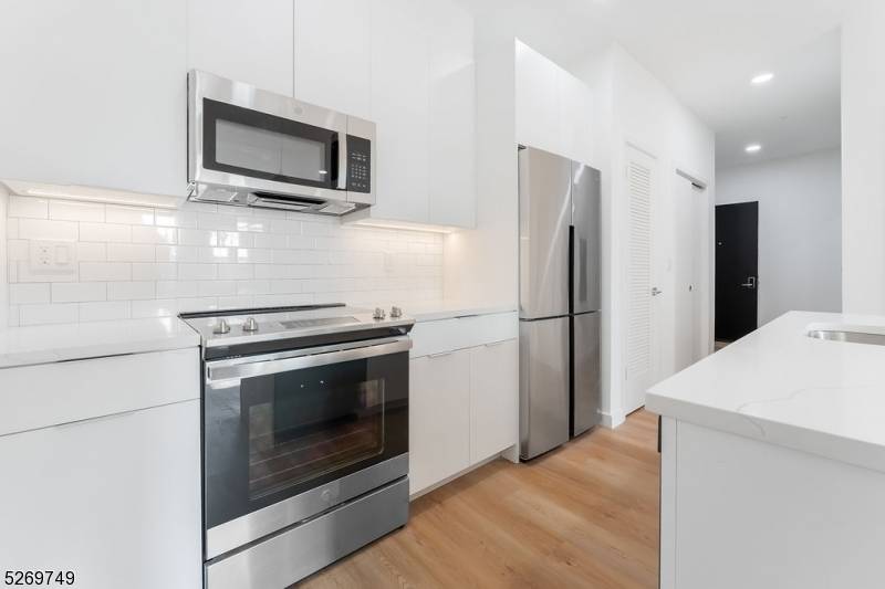 25 Freeway Dr #203, East Orange City, NJ 07018