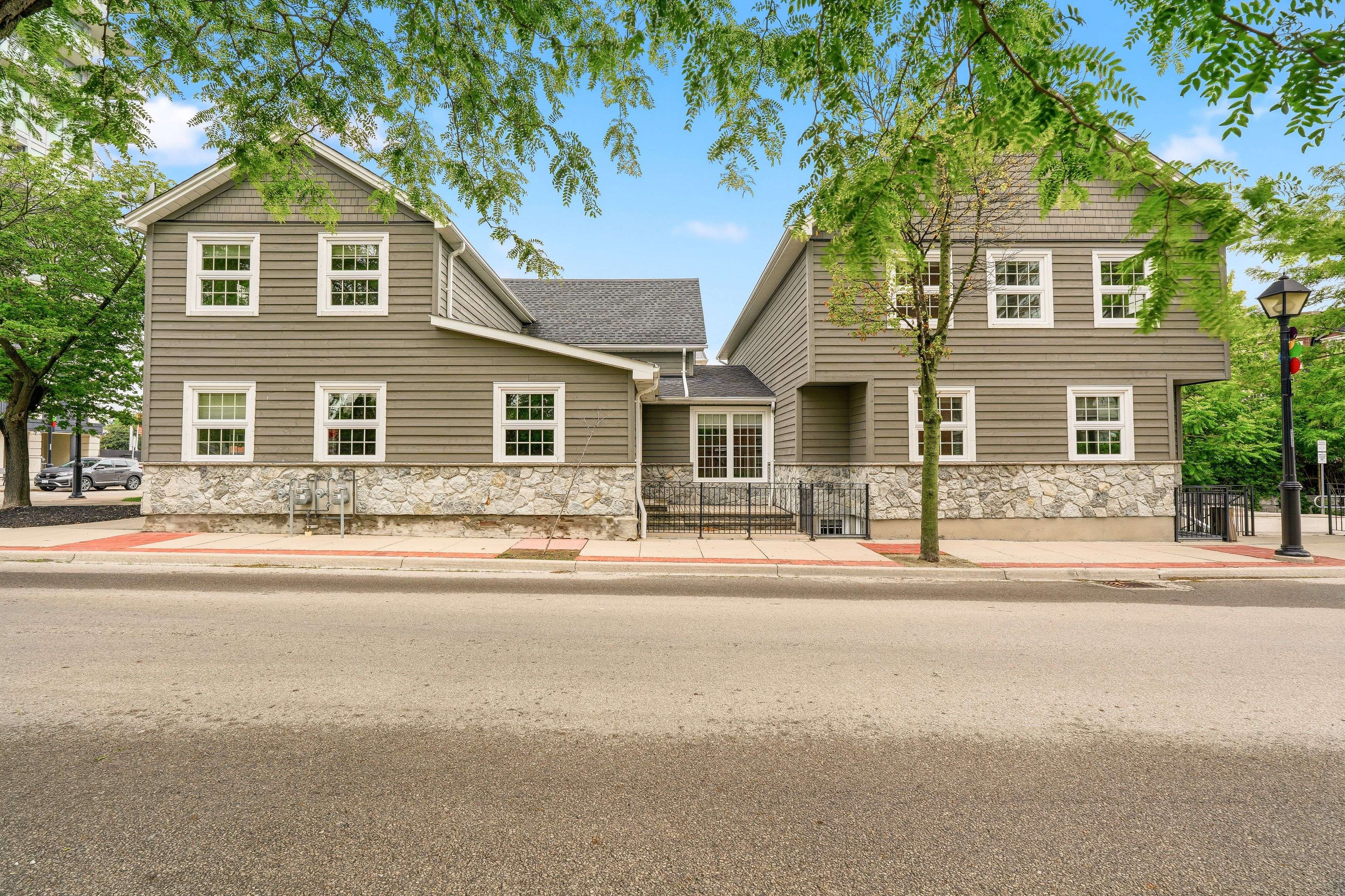 497 Elizabeth ST, Burlington, ON L7R 2M4