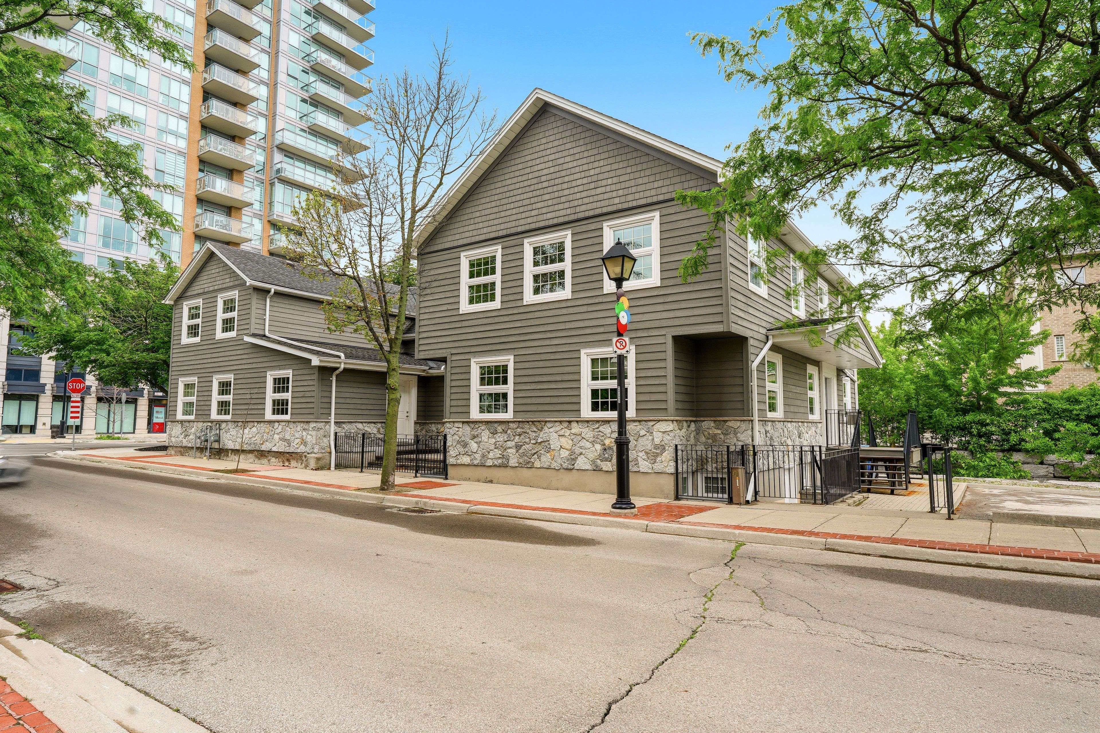 497 Elizabeth ST, Burlington, ON L7R 2M4