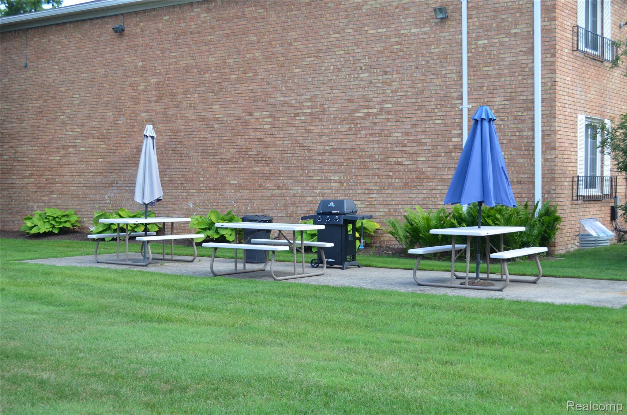 30789 Shiawassee RD #9, Farmington, MI 48336