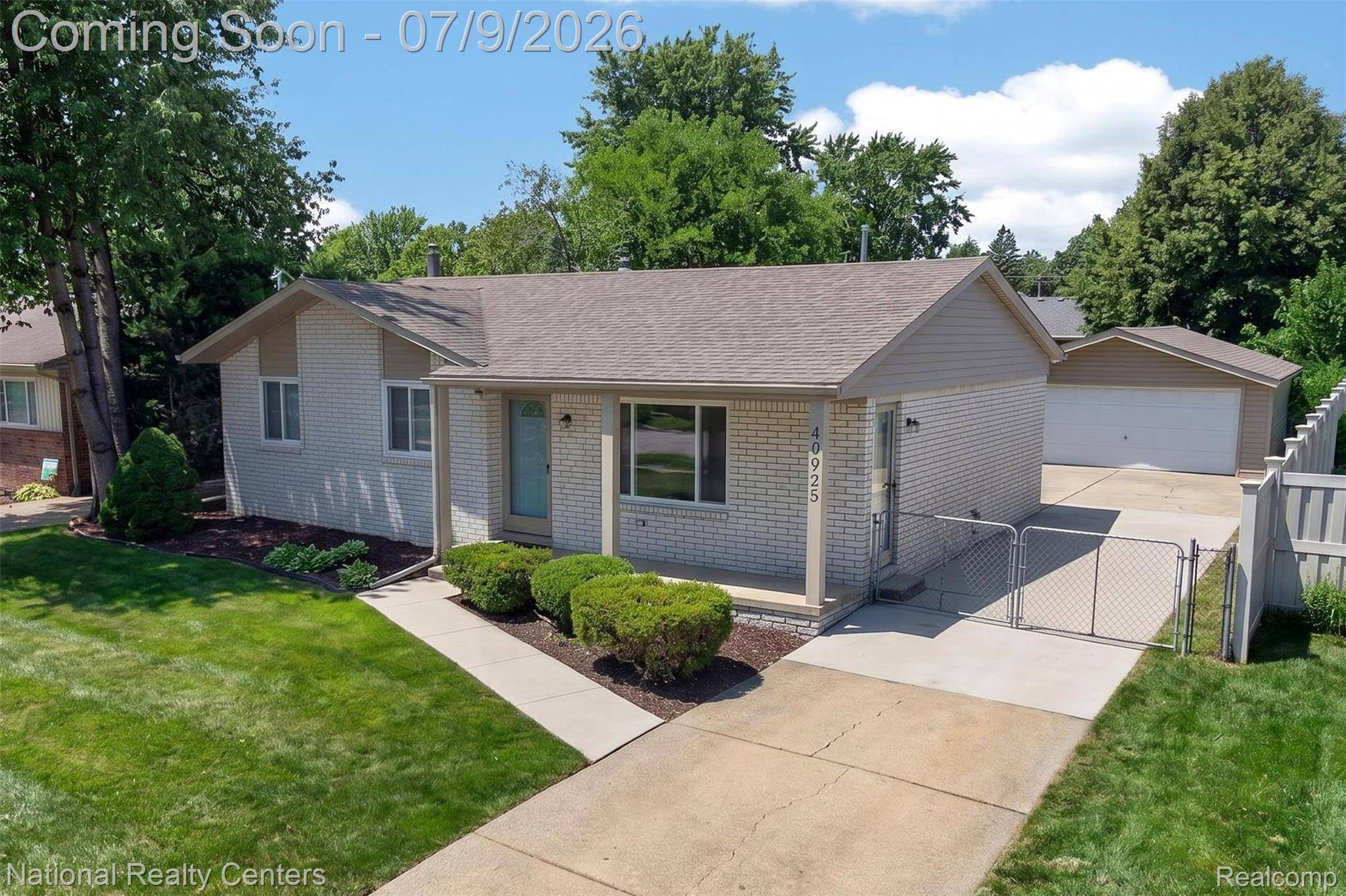 40925 McNamara DR, Clinton Charter Township, MI 48038