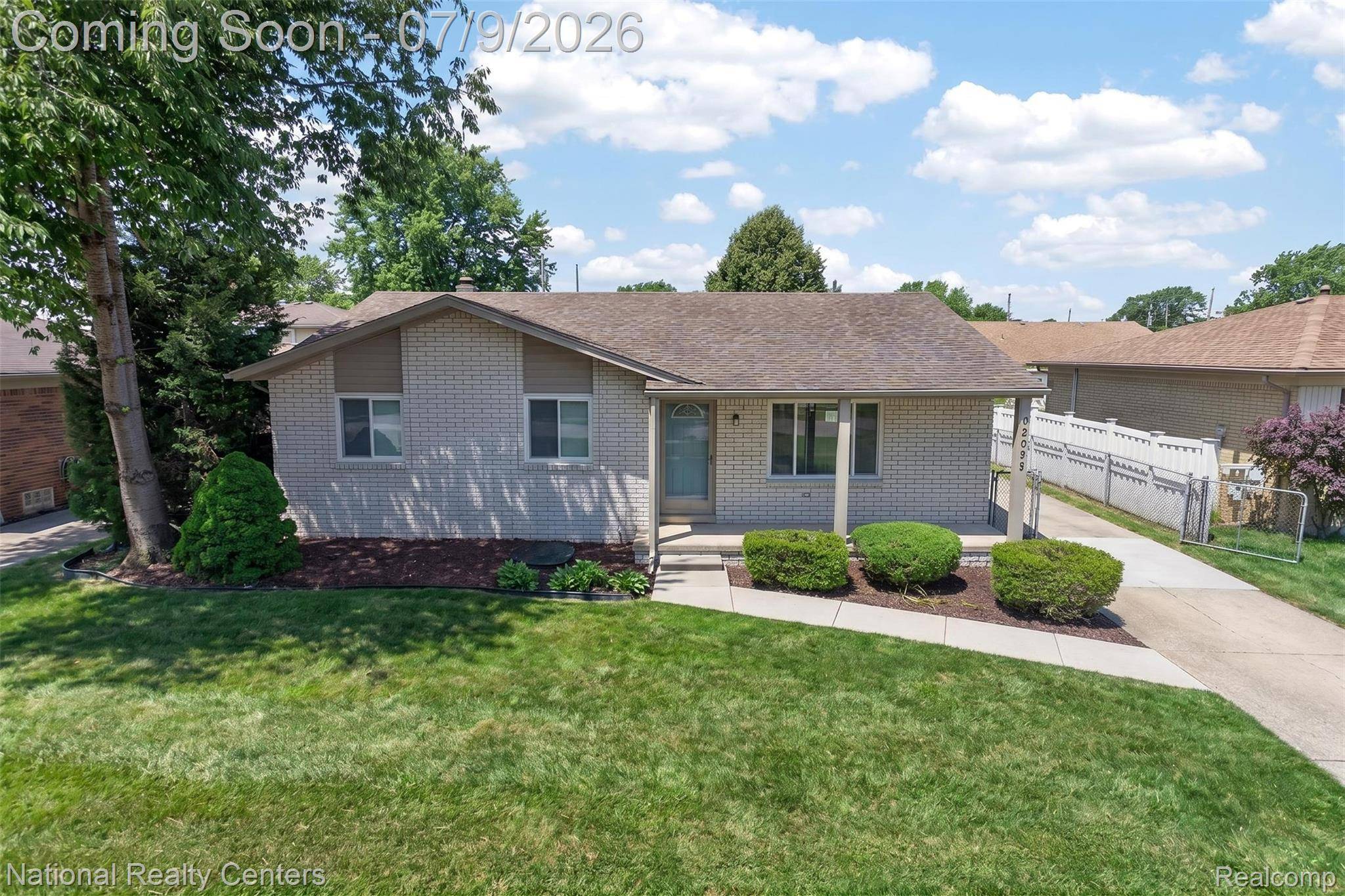 40925 McNamara DR, Clinton Charter Township, MI 48038
