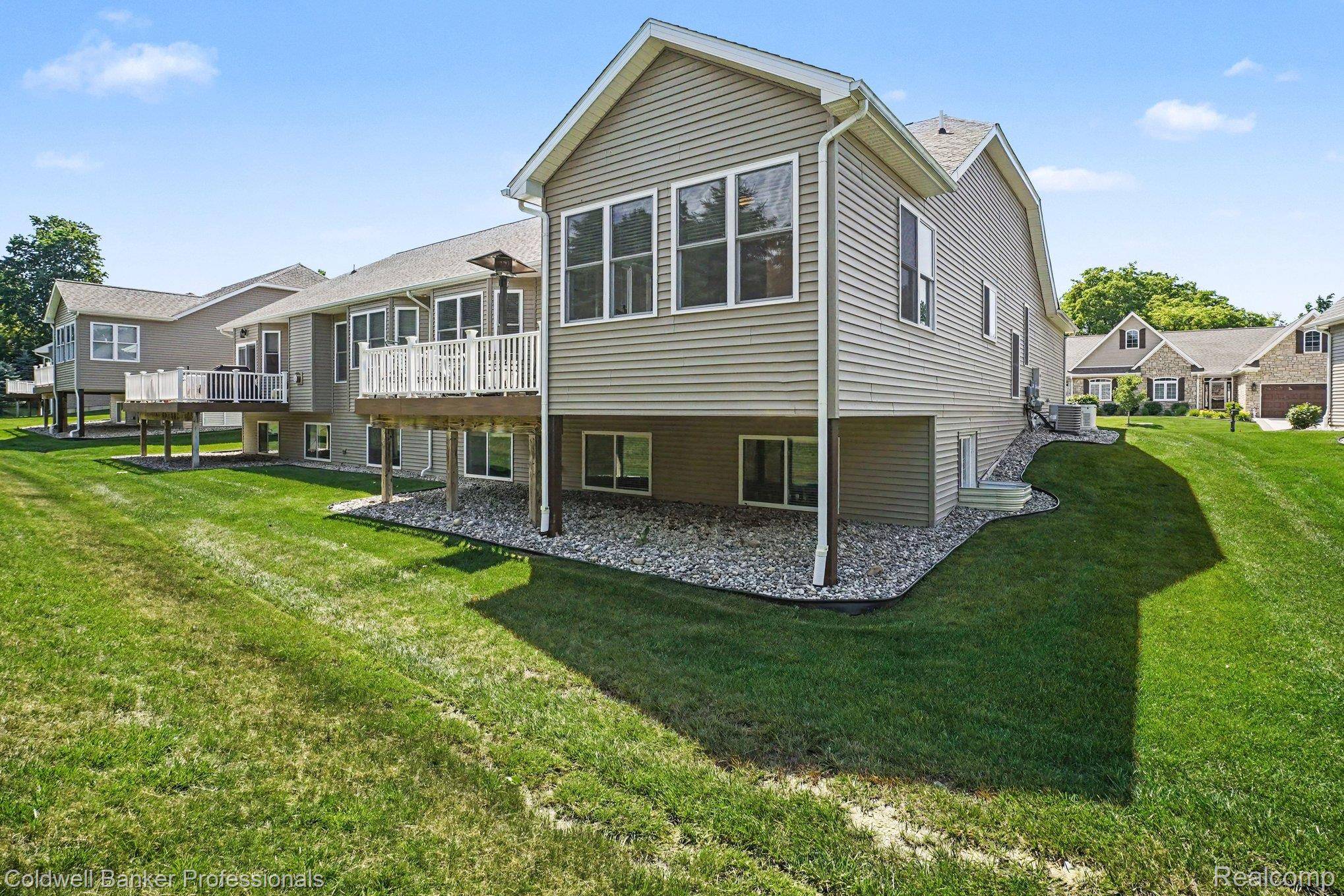 56 Fox Hollow DR, Lapeer, MI 48455