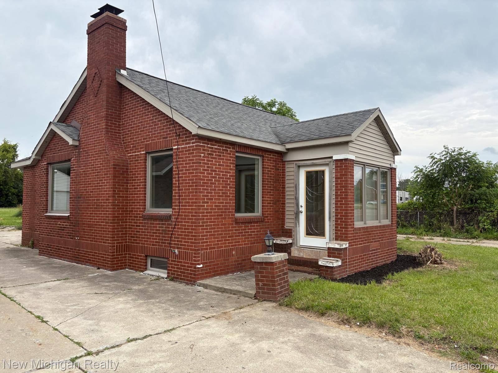4469 S Saginaw ST, Burton, MI 48529