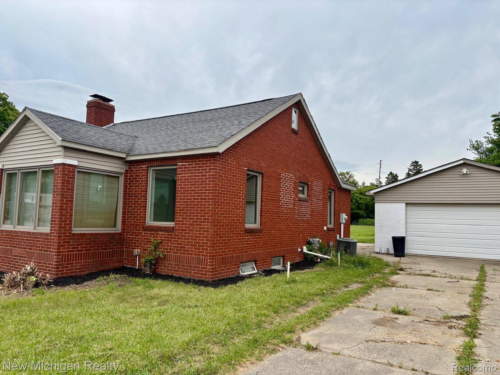 4469 S Saginaw ST, Burton, MI 48529