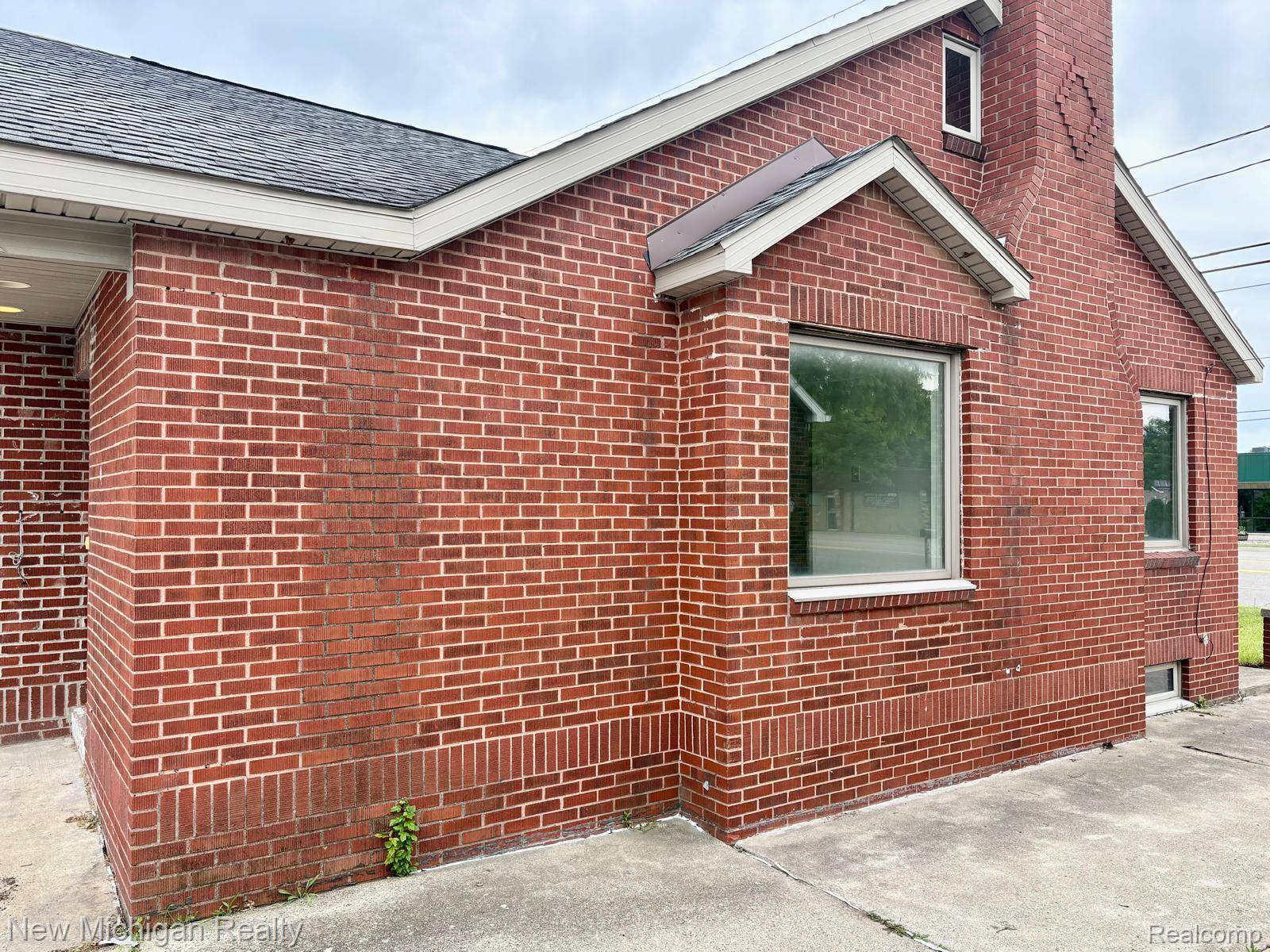 4469 S Saginaw ST, Burton, MI 48529