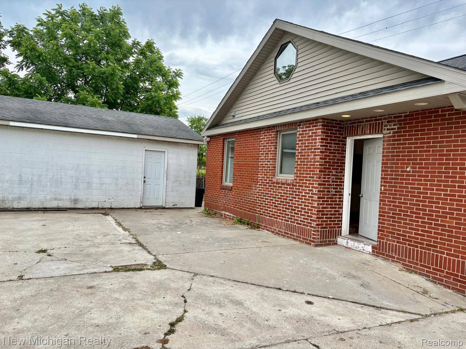 4469 S Saginaw ST, Burton, MI 48529