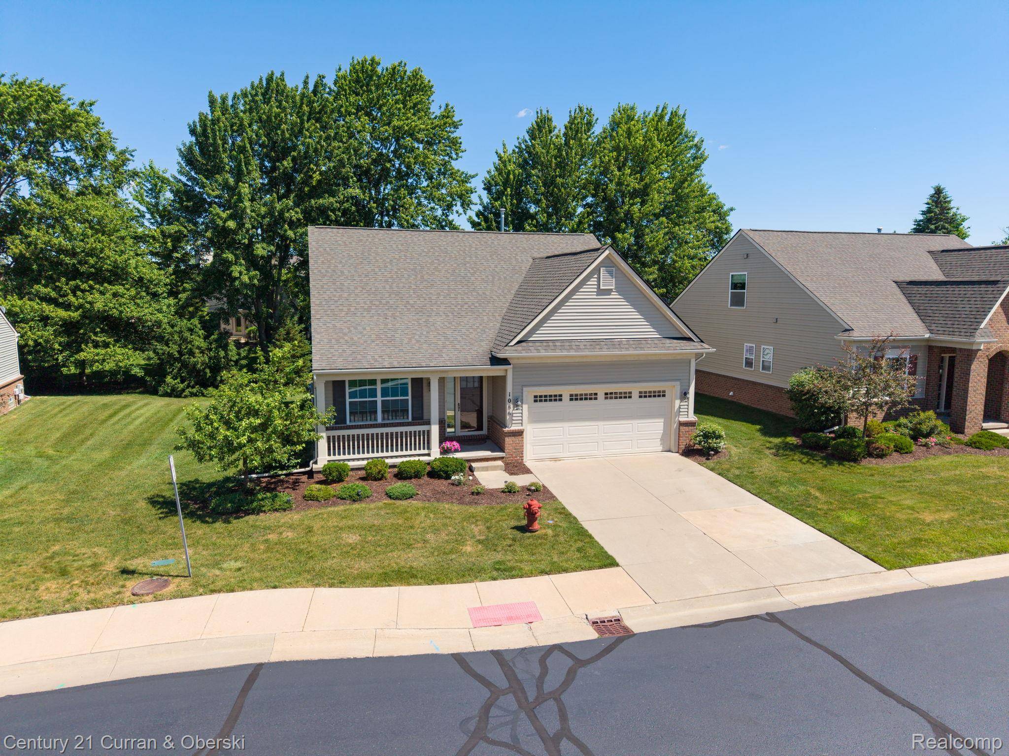 1086 Paddock DR, South Lyon, MI 48178