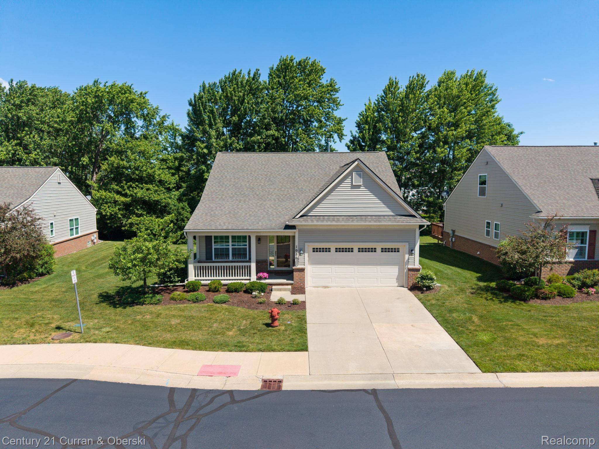 1086 Paddock DR, South Lyon, MI 48178