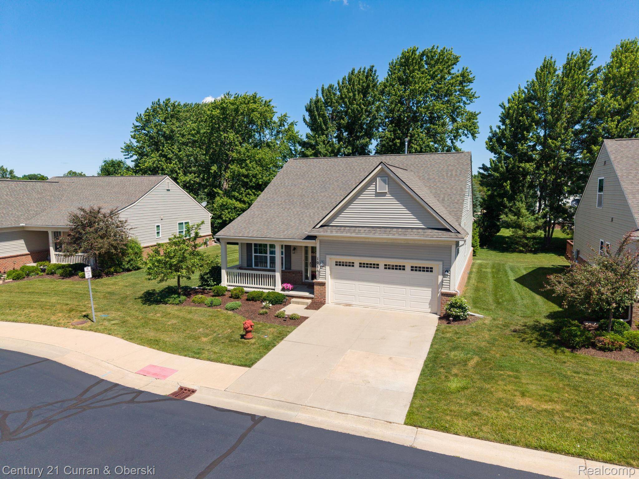 1086 Paddock DR, South Lyon, MI 48178