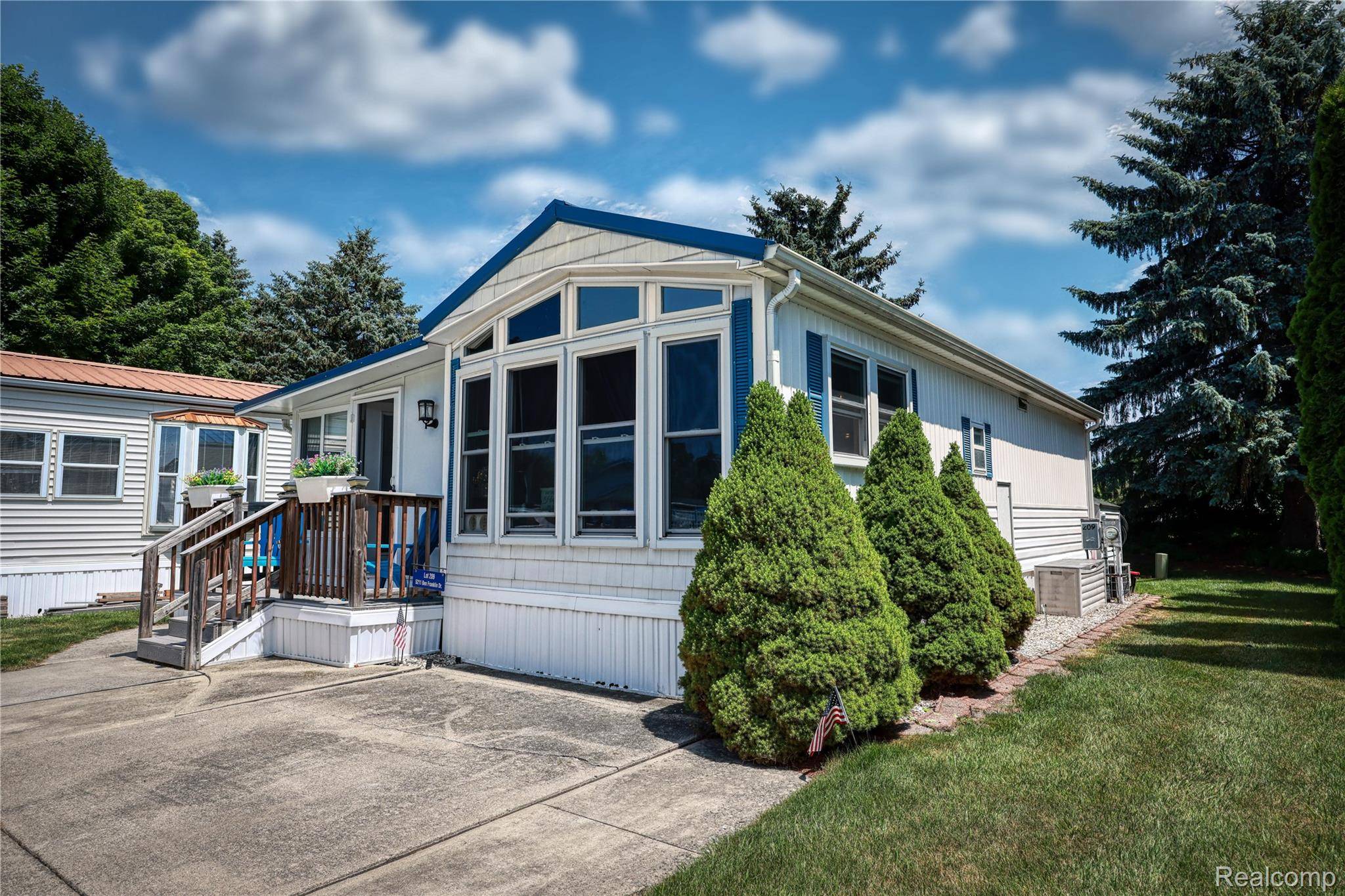 5211 Ben Franklin DR, Lexington Village, MI 48450
