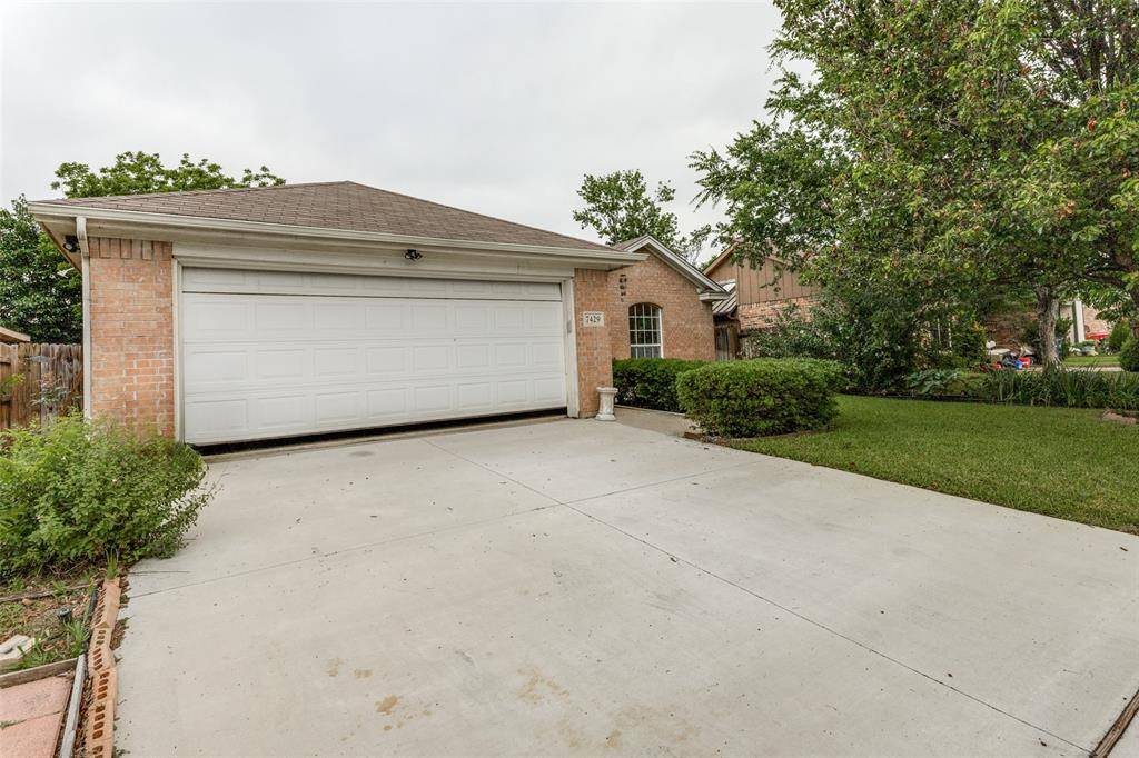 7429 Creekfall Drive, Fort Worth, TX 76137