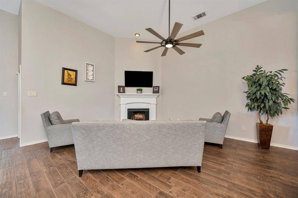 545 Wild Ivy Trail, Fort Worth, TX 76052