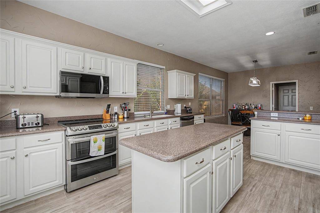 1808 Lacey Oak Lane, Keller, TX 76248