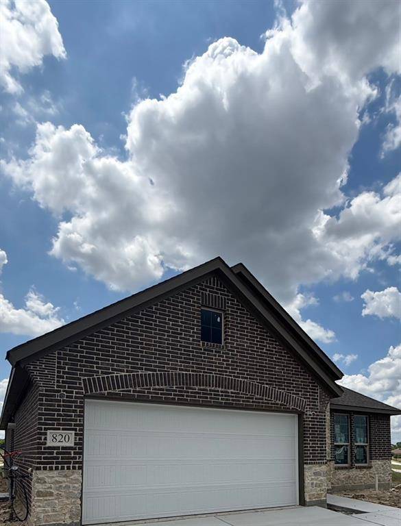 820 Elmstead Drive, Fort Worth, TX 76108